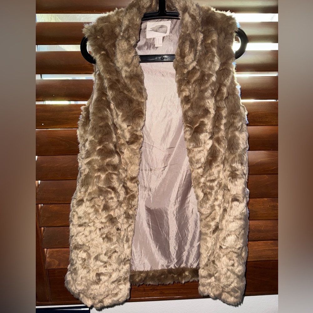 FOREVER 21 Contemporary Faux Fur Vest